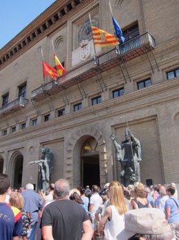 Banderas a media asta en Ayuntamiento de Zaragoza por atentados Cataluña