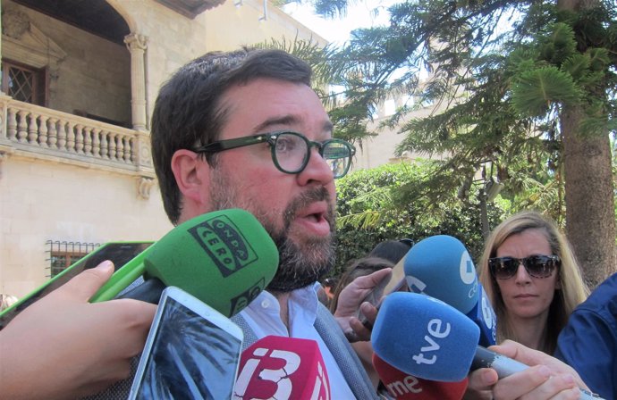 El alcalde de Palma, Antoni Noguera, atendiendo a los medios