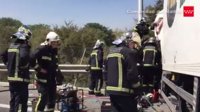 Un accidente entre tres camiones obliga a cortar la A-4 y dos ocupantes están atrapados en uno de los vehículos