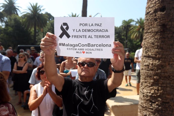 Un ciudadano porta un cartel de rechazo a los atentados en cataluña