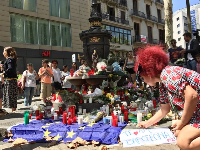 Ciudadanos i turistes mostren el seu solidariadad amb les víctimes de l'atemptan