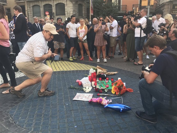 Homenatge a les víctimes a La Rambla de Barcelona