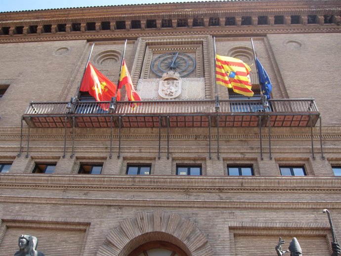 Banderas a media asta en el Ayuntamiento de Zaragoza