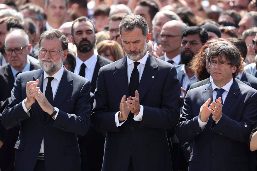 El Rey Don Felipe en el minuto de silencio en plaza Cataluña