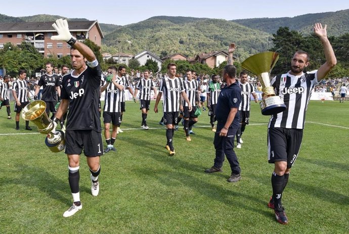 Buffon y Chiellini ofrecen los títulos de la Juventus a la afición