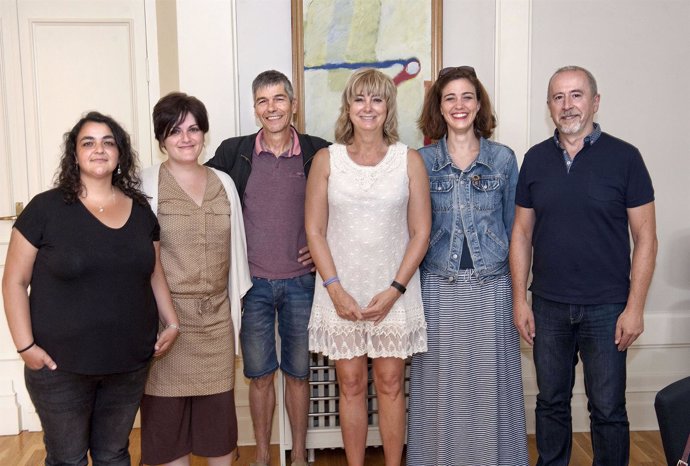 Ana Ollo con representantes de SOS Racismo Navarra