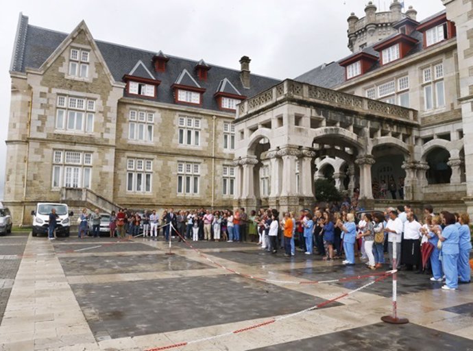 Trabajadores y alumnos de la UIMP guardan un minuto de silencio