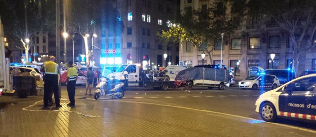 Retiran la furgoneta del atentado de Barcelona 