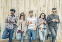 Los canarios hablan 147 minutos al mes a través del teléfono móvil, consumen 1,7 GB y envían 8 SMS