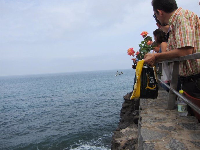 Los familiares y amigos del accidente del JK5022 lanzando flores al mar