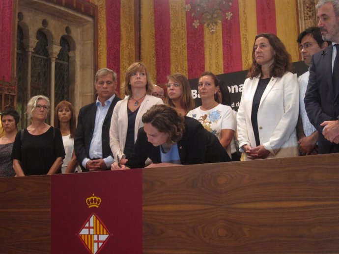 La alcaldesa de Barcelona A.Colau firma el libro de condolencias