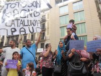 Unos 200 musulmanes y otros ciudadanos se concentran en La Rambla para condenar el ataque