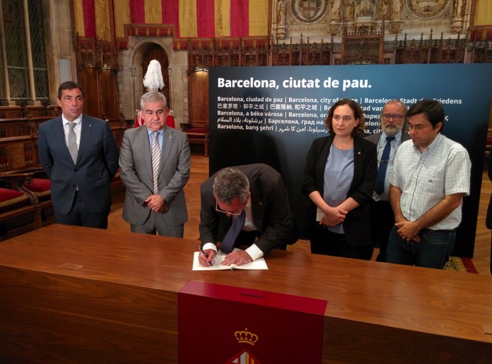 L'conseller J.Forn signa el llibre de condolences de l'atemptat
