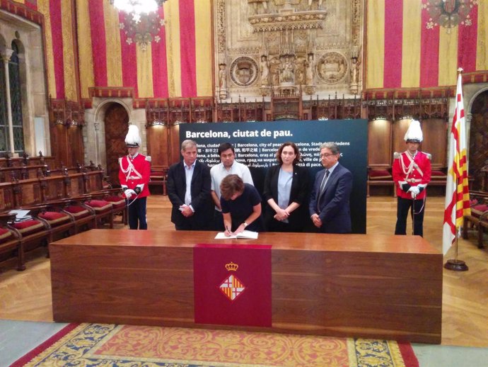 La vicept Soraya Saénz de Santamaría firma el libro de condolencias del atentado