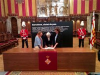 Maragall y su esposa firman el libro de condolencias del Ayuntamiento de Barcelona