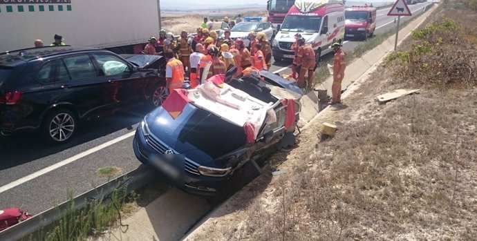 Los bomberos han rescatado el vehículo