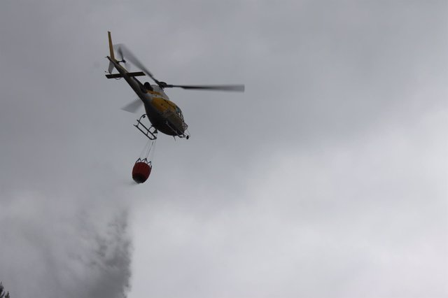 Helicóptero del Ibanat haciendo una descarga de muestra contra incendios
