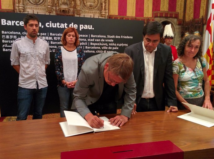 X.Domènech firma el libro de condolencias del atentado