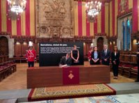 Los Reyes firman el libro de condolencias del Ayuntamiento de Barcelona