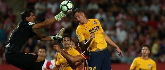 El Atlético salva un empate con 10 en el estreno de Montilivi