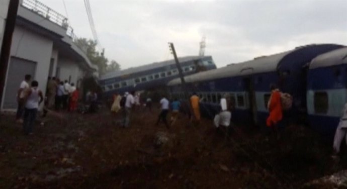 Tren descarrila en Uttar Pradesh, India