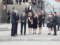 Los Reyes, Rajoy, Puigdemont y Colau asisten a la misa en memoria de las víctimas
