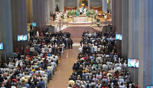 Missa en la Sagrada Familia por las víctimas del atentado                 