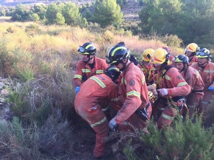 Los bomberos han rescatado a los dos jóvenes en litera