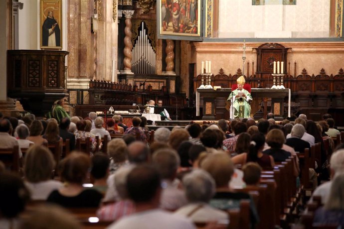 Centenares de personas se congregaron en la misa