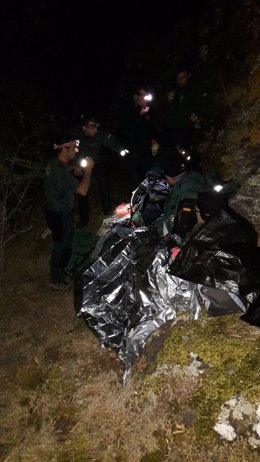 Rescatan a un hombre herido tras sufrir una caída de tres metros en un barranco.