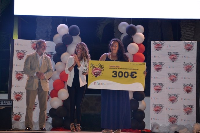 Rosa Fernéndez recibe su premio 'Ciudad de Vera'.