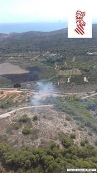 Medios terrestres y aéreos tratan de apagar otro fuego en el parque de L'Albufera (Valencia)