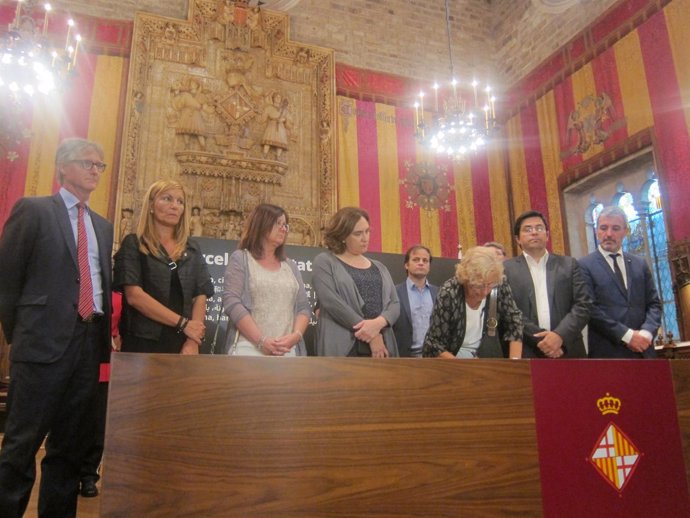 Manuela Carmena firma el libro de condolencias                             