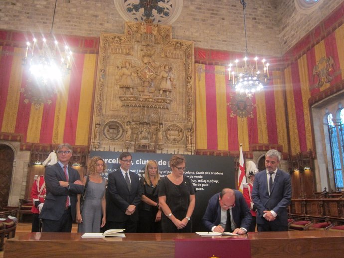 Miquel Iceta signa el llibre de condolences                               