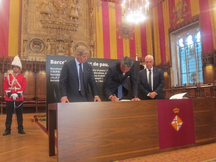 García Albiol signa el llibre de condolences                         
