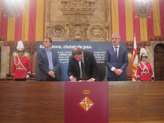  Oriol Junqueras Signa El Llibre De Condolences                             