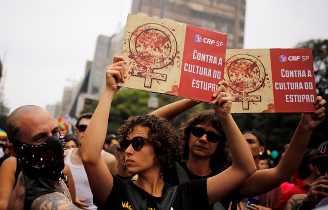 Manifestación contra violencia género violación Brasil