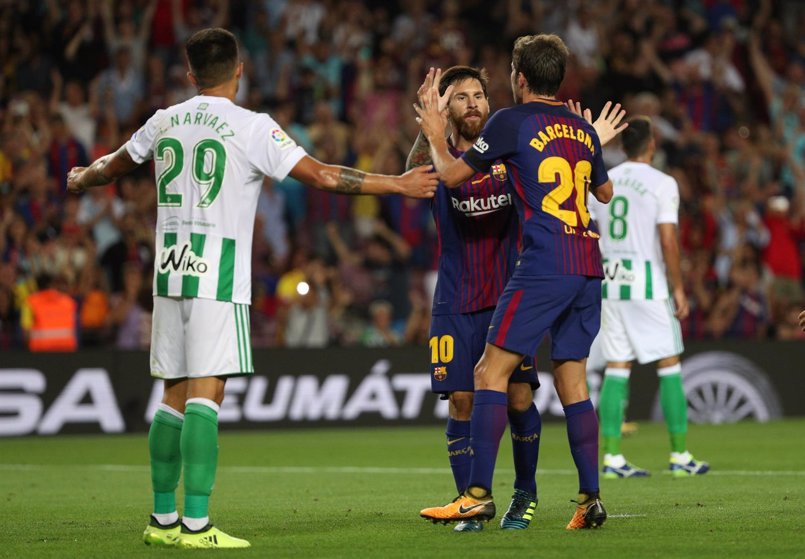Messi endereza al Barça en el estreno liguero
