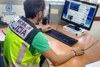 Detenido por activar diez líneas telefónicas con datos de un tercero al que ofreció asesoría fiscal