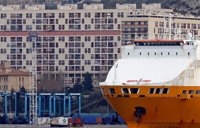 Un coche arrolla dos paradas de autobús en el puerto viejo de Marsella y deja un muerto y un herido