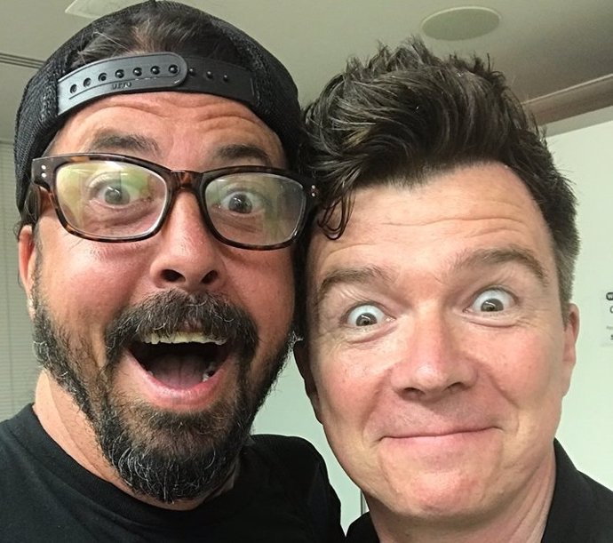 DAVE GROHL Y RICK ASTLEY