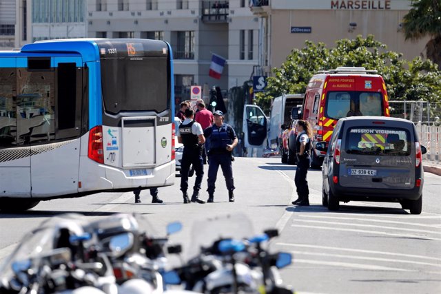 Un coche arrolla paradas de autobús en Marsella, Francia