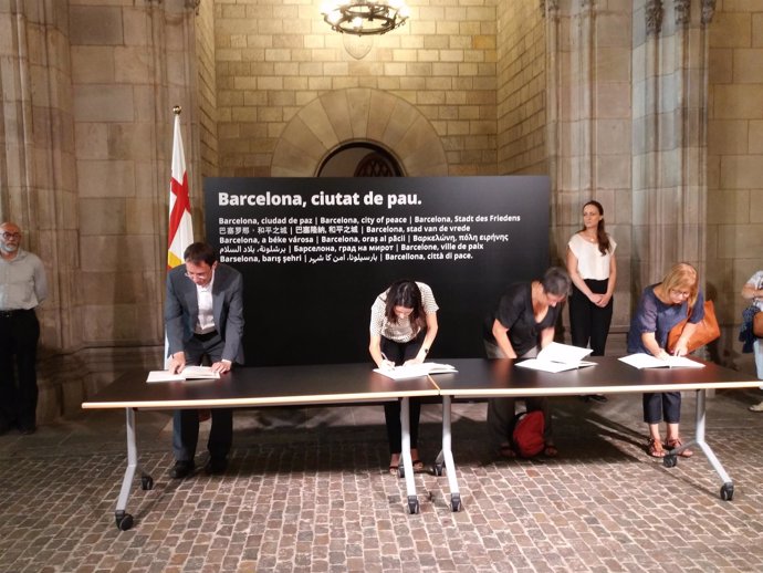 La líder de Cs en Catalunya, Inés Arrimadas, firma en el libro de condolencias