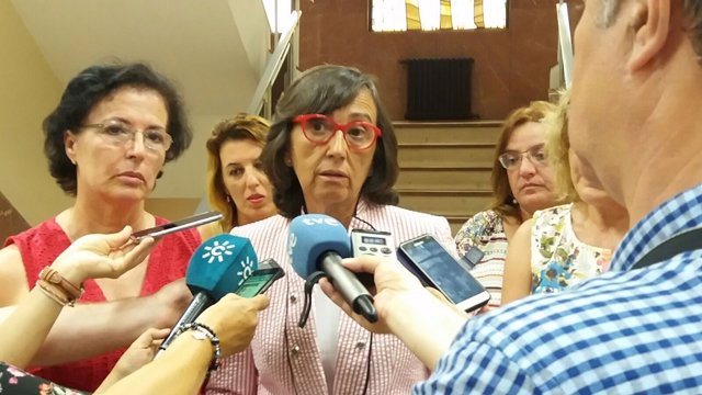 En el centro, la consejera de Justicia e Interior de Andalucía, Rosa Aguilar