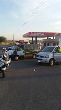 Interceptado en Dos Torres un taxi con ocho menores cuyo conductor dio positivo en drogas