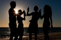 Uno de cada tres padres deja beber alcohol a sus hijos menores en vacaciones