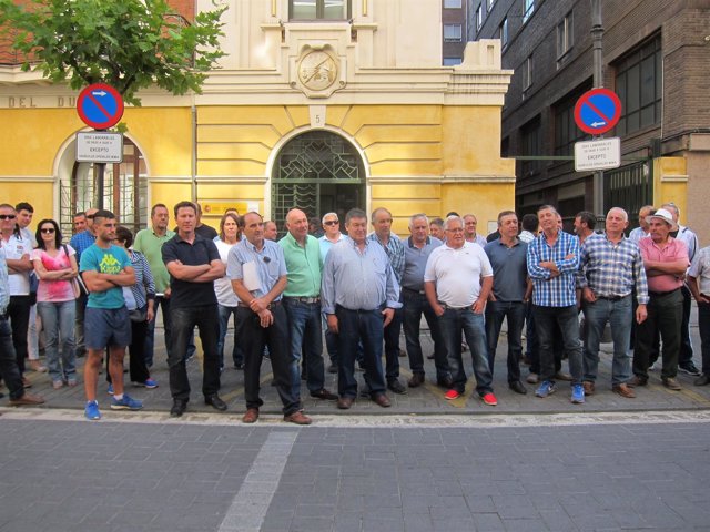 Regantes del Bajo Duero concentrados a las puertas de la CHD.  