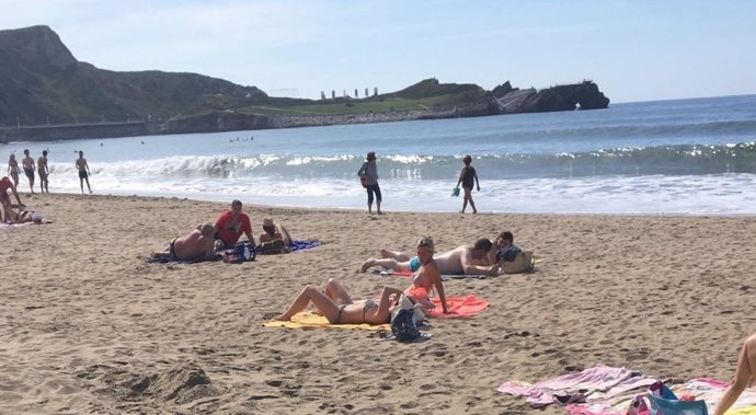 Playa de Salinas y ola de calor en Asturias