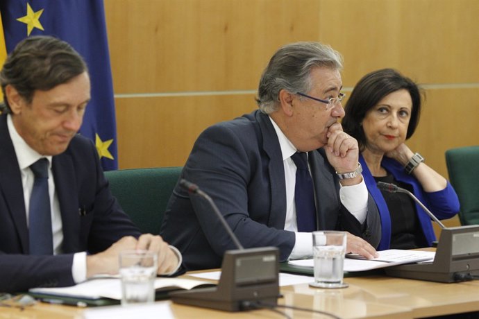 Zoido, Robles i Hernando durant la reunió del pacte antiyihadista