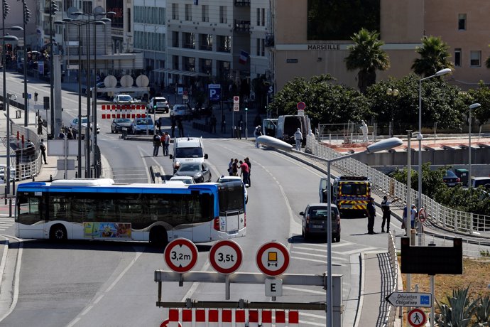 Un coche arrolla paradas de autobús en Marsella, Francia